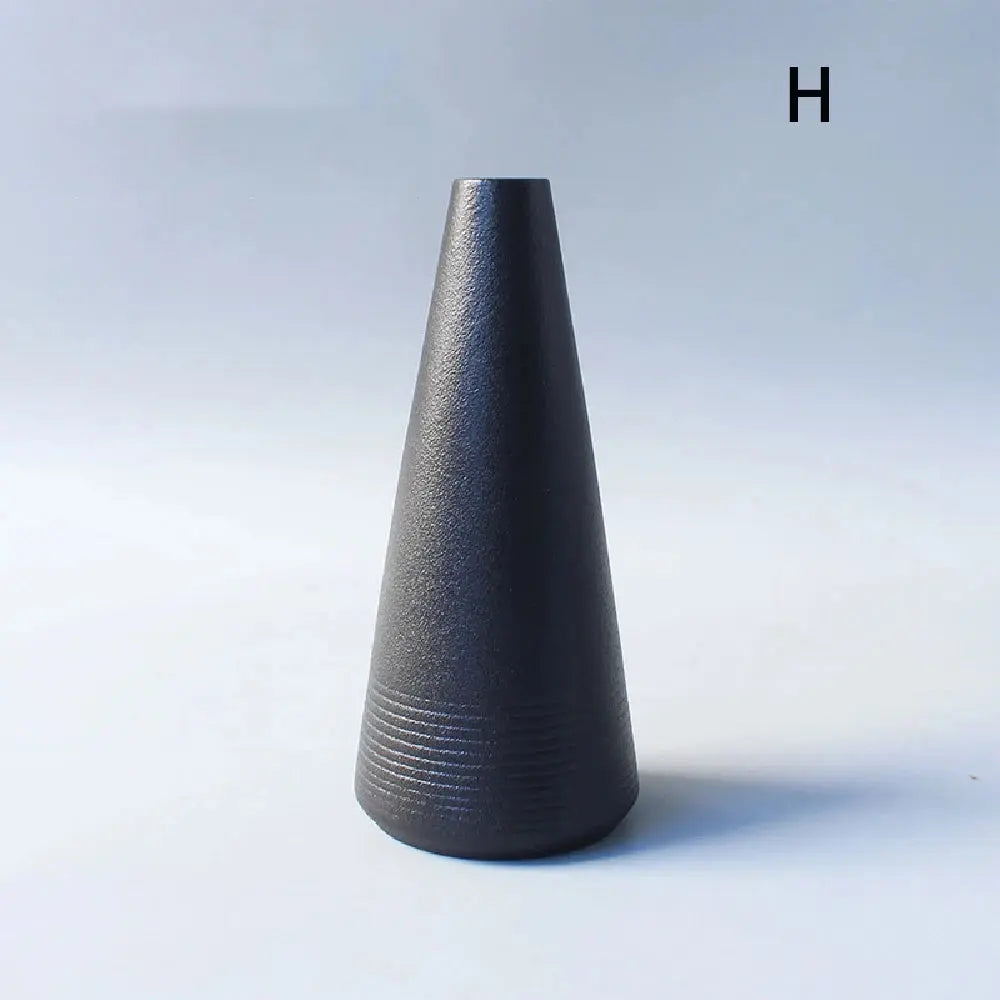 Ceramic small vase, home decoration handicraft desktop decoration, black small vase simple Japanese decoration - Auraveia