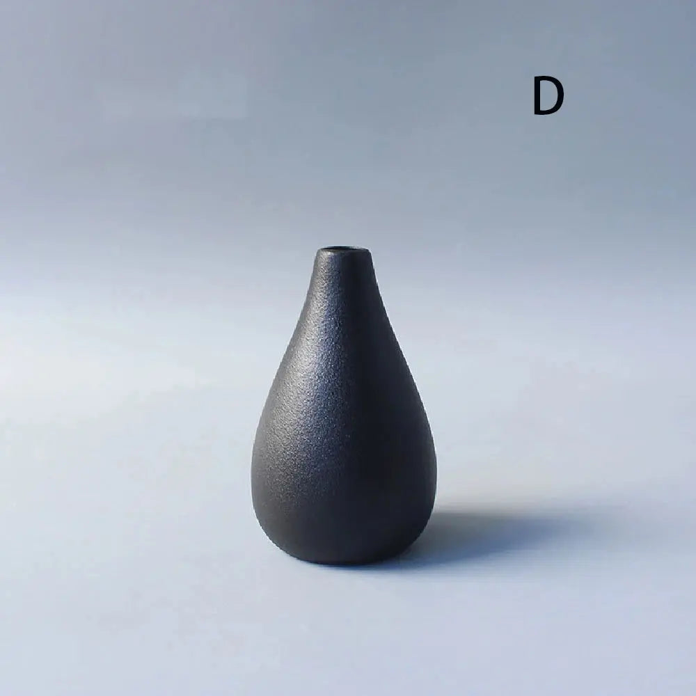 Ceramic small vase, home decoration handicraft desktop decoration, black small vase simple Japanese decoration - Auraveia