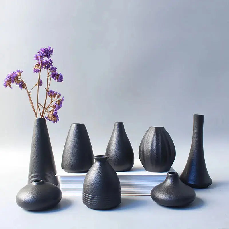 Ceramic small vase, home decoration handicraft desktop decoration, black small vase simple Japanese decoration - Auraveia